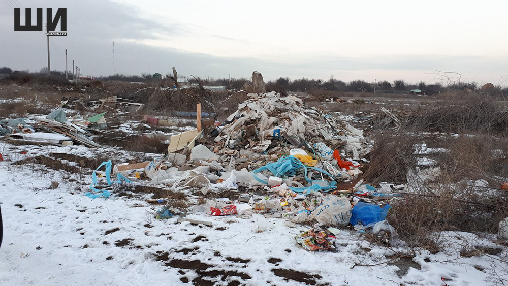 4233musorwqas Астраханские журналисты обнаружили у аэропорта горы мусора