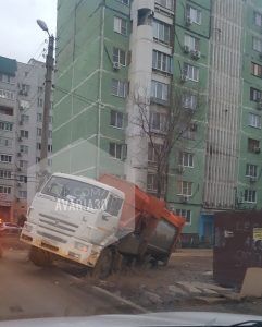 RLvb4SNSIBw В Астрахани под землю провалился мусоровоз