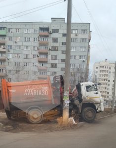 azgUM3RYTTQ 1 В Астрахани под землю провалился мусоровоз