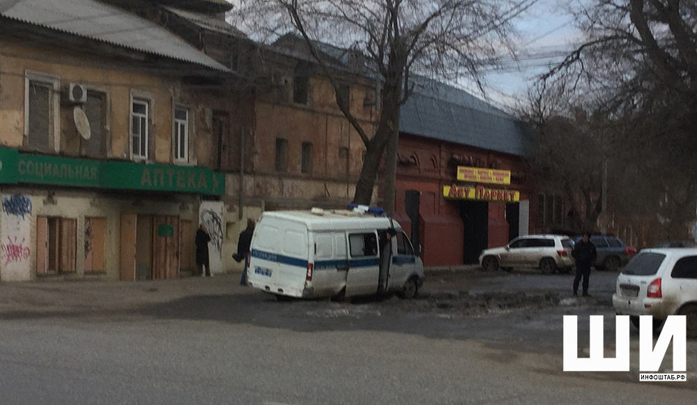 i8hZEUwrWiI копия В Астрахани полицейская машина села в ледяную лужу по дороге в суд