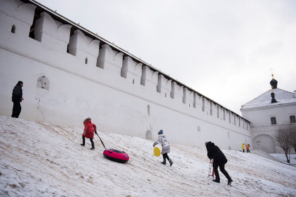 8 Астраханцы развлекаются у стен Кремля