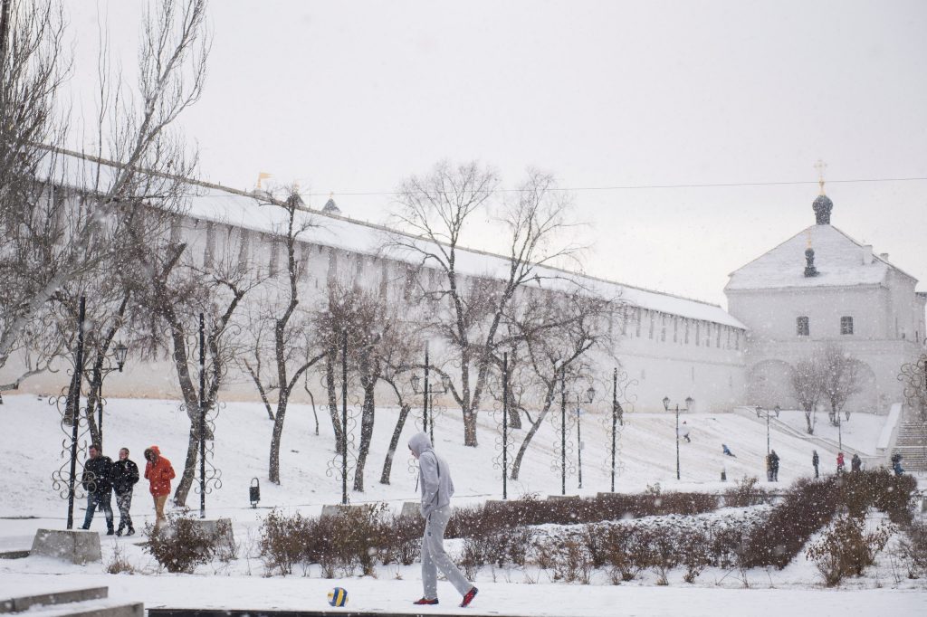 1 Астраханцы развлекаются у стен Кремля
