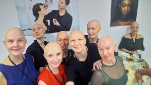 1 В Астрахани состоялась встреча девушек, потерявших волосы