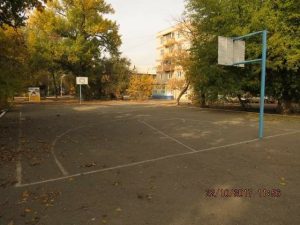 В Астрахани детские горки установили прямо на баскетбольной площадке