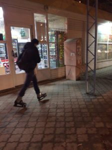 Астраханцев удивил мужчина, идущий в коньках по улице