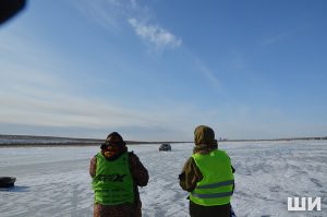1 Под Астраханью экстремалы отшлифовали ледовое покрытие озера