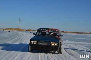 17 Под Астраханью экстремалы отшлифовали ледовое покрытие озера