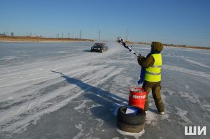 19 Под Астраханью экстремалы отшлифовали ледовое покрытие озера