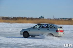 4 Под Астраханью экстремалы отшлифовали ледовое покрытие озера