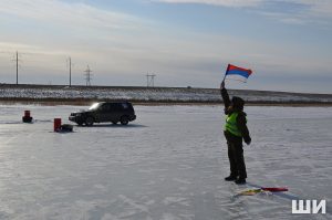 5 Под Астраханью экстремалы отшлифовали ледовое покрытие озера