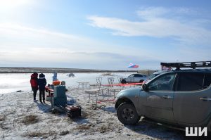 6 Под Астраханью экстремалы отшлифовали ледовое покрытие озера