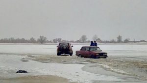 4 Застрявший во льду автомобиль астраханца вытащили на берег