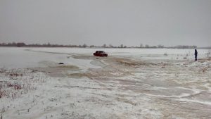5 Застрявший во льду автомобиль астраханца вытащили на берег