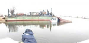 «КамАЗ» упал с парома в воду в Астраханской области