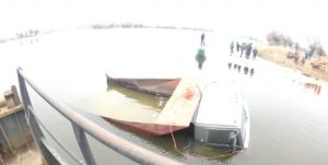 1 «КамАЗ» упал с парома в воду в Астраханской области