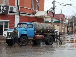 Дождь сменился снегом: Коммунальщики устраняют последствия непогоды в Астрахани