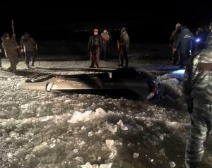 Два человека утонули в машине, провалившись под лед в Астраханской области