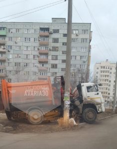 В Астрахани под землю провалился грузовик