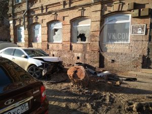 2д В Астрахани автоледи вылетела на обочину: пассажирка в больнице