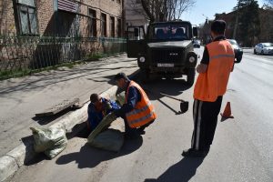 В Астрахани прочищают ливневки и готовятся к субботнику