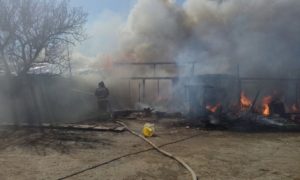 1 Более 80 человек тушат крупный пожар в Астрахани