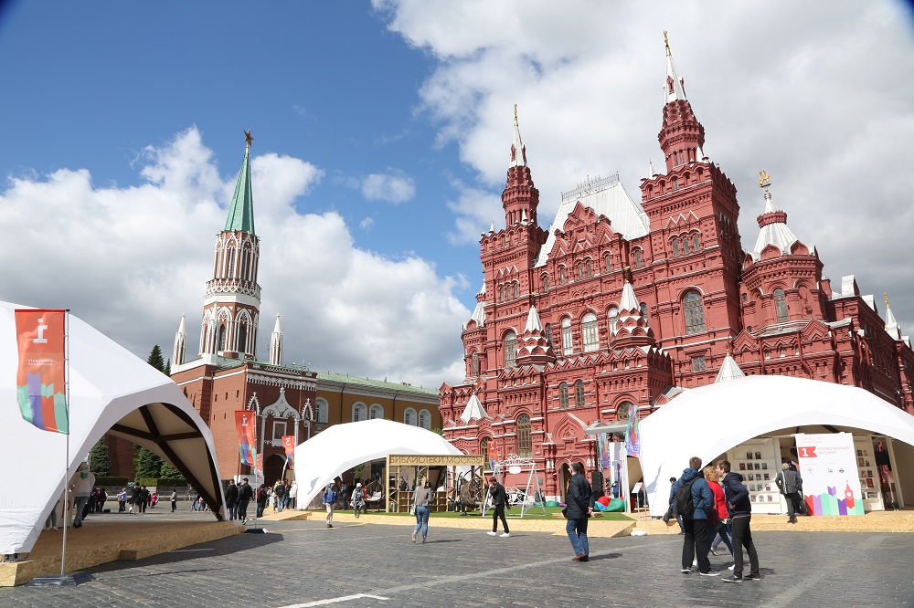 Red square white. Красная площадь Астрахань. Куб на красной площади в Москве. Фото красной площади в Астрахани. 100 Р С красной площадью.