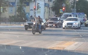1 1 В Астрахани на мотоцикле разъезжает пес-байкер