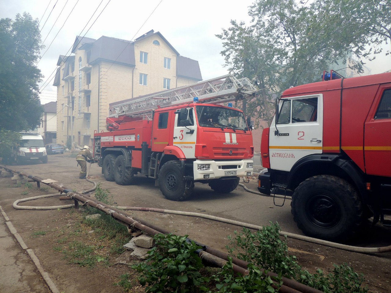 Сгорели приставы. Машины пожарные в Астрахани.