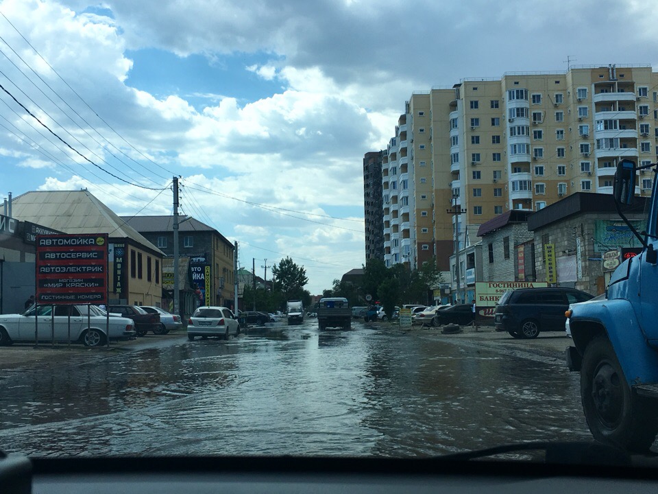 d5lMvECJ1Lc Центр Астрахани уходит под воду