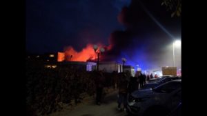 1а 8 Видео сильнейшего пожара на рынке в Ахтубинске появились в Сети