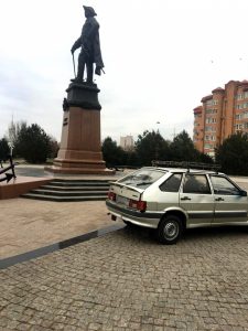 1 101 В Астрахани работник по благоустройству припарковался прямо у памятника Петру I