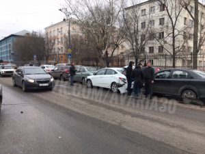 1 123 В Астрахани «паровозиком» столкнулись сразу пять автомобилей