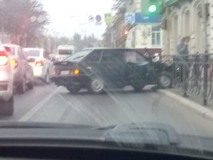 1 35 В центре Астрахани автомобиль снес забор и вылетел на тротуар