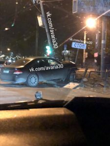 1 45 В Астрахани автомобиль потерял управление и снес все на своем пути
