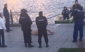 1 9 Мужчина, утонувший в центре Астрахани, прыгнул в воду сам