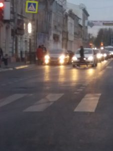 1а 12 В центре Астрахани автомобиль снес забор и вылетел на тротуар