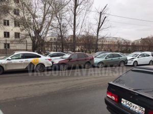 1а 44 В Астрахани «паровозиком» столкнулись сразу пять автомобилей