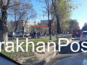 2 В Астрахани маршрутка снесла ограждение и выехала на тротуар