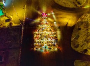 1 114 В Астрахани выстроили новогоднюю елку из автомобилей