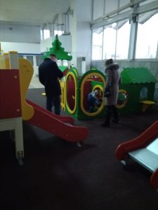 1 133 Детская игровая площадка на железнодорожном вокзале Астрахани принимает первых посетителей