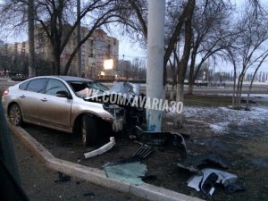 1 136 В Астрахани иномарка протаранила столб, пострадали два человека