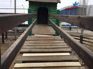 1 43 В Астрахани починили опасную детскую площадку