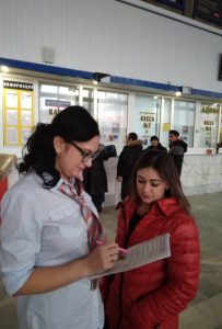 1 57 Социологический опрос проходит на железнодорожном вокзале Астрахани