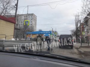 1 64 Жители Астрахани сами залатали огромную яму на дороге