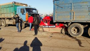 1 72 В Астрахани два грузовика смяли легковушку