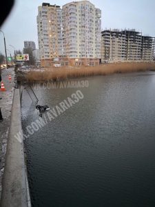 1 84 Автомобиль вылетел с моста в реку в Астрахани