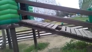 1а 13 В Астрахани починили опасную детскую площадку
