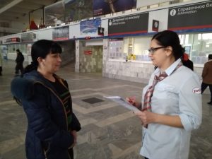 1а 17 Социологический опрос проходит на железнодорожном вокзале Астрахани