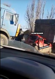 1а 21 В Астрахани два грузовика смяли легковушку