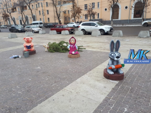 1а В Астрахани рядом с памятником Ленину установили сказочных персонажей